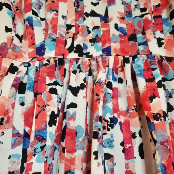 Motherhood Maternity sleeveless abstract floral sleeveless shirt zip up back - Picture 2 of 6